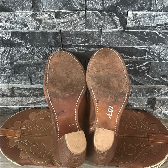 Brown Heeled Leather Boots with V-Cut Shaft. Made in the USA - Picture 7 of 8